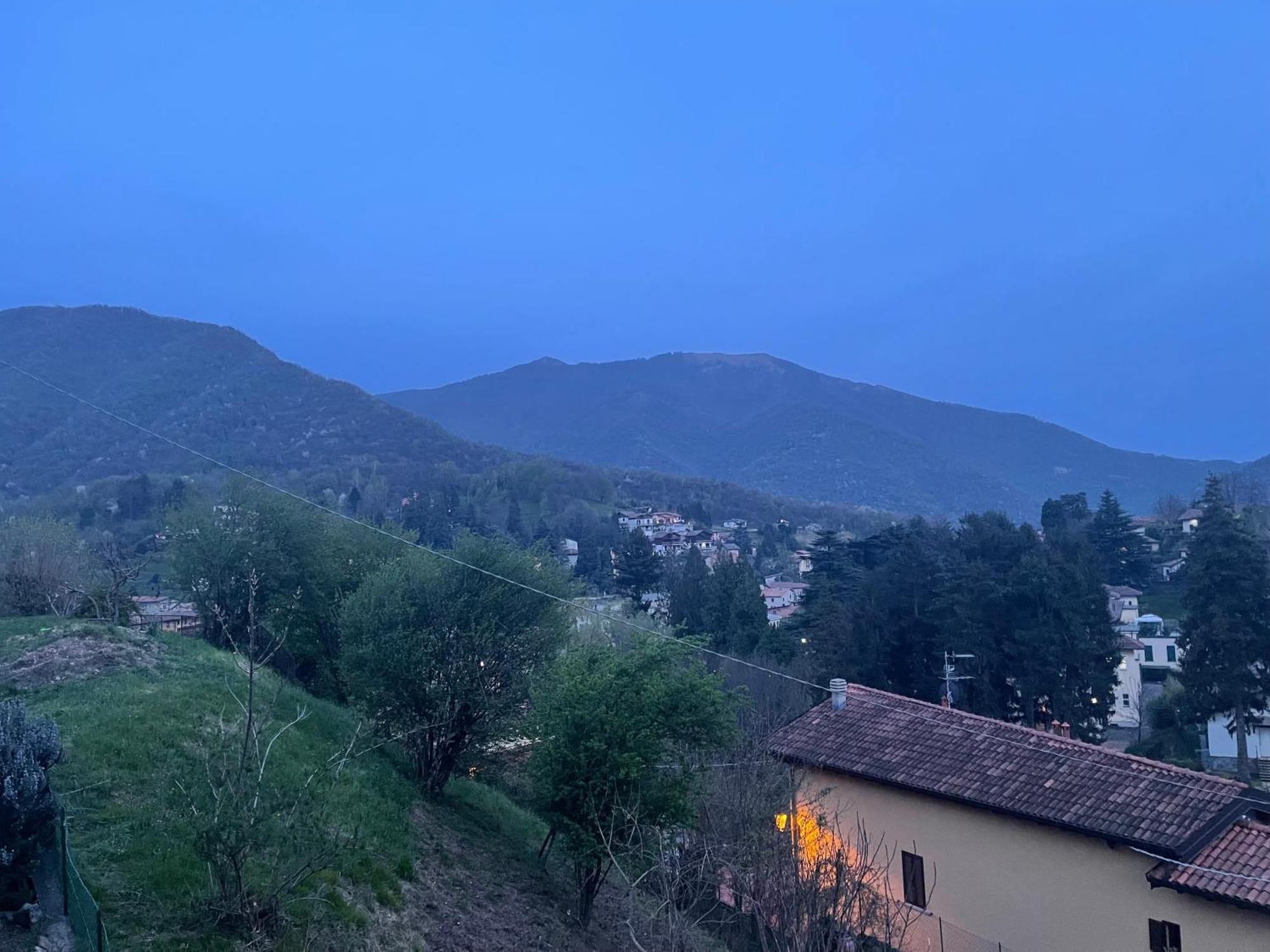 Laghi Di Como Appartamento Di Licinia E Mario Asso Extérieur photo