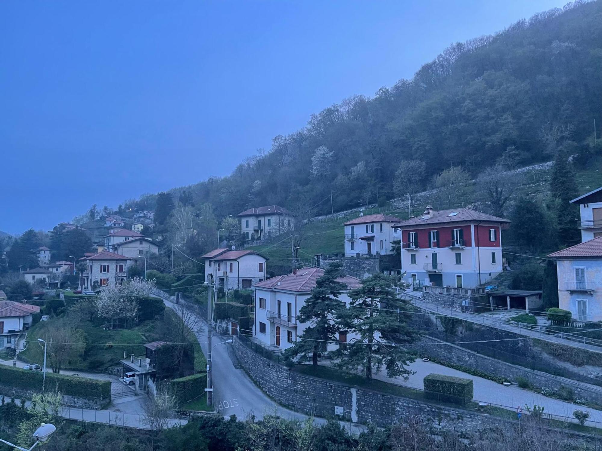 Laghi Di Como Appartamento Di Licinia E Mario Asso Extérieur photo